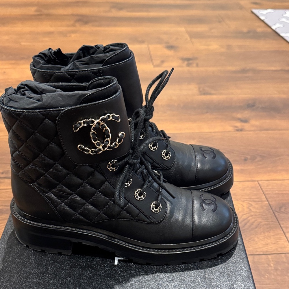 CHANEL Black Quilted Leather Lace-Up Combat Boots with Chain-Link Accents - Picture 4 of 8